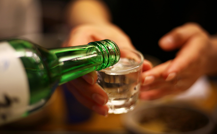  Minum  Alkohol Bisa Buat Orang Rentan Terinfeksi Virus Corona
