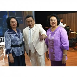 dr Sientje mokoginta (kanan) bersama pengacara kandang Hotman Paris Hutapea