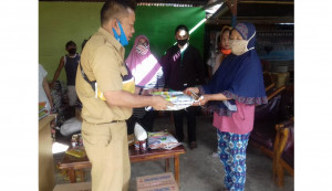 Penyaluran Bahan Pokok oleh Dinas Pangan kepala Masyarakat desa Lanut