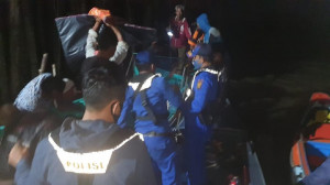 polisi-saat-mencari-warga-yang-diterkam-buaya-di-banyuasin-sumsel-ayah-korban-ikut-terluka-saat-mencoba-menolong-3_169