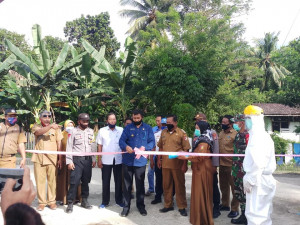 Bupati saat resmikam kampung tangguh desa Una Una