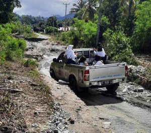 kondisi jalan di desa Tangkibangke yang rusak parah dan sulit di lalui kendaraan