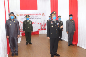 Kapolres bersama jajaran dan Bupati Tojo Una Una serta Ketua DPRD Touna saat mengikuti hut Bhayangakara ke 74