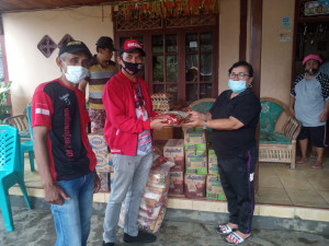 Penyerahan bantuan di desa Tonom