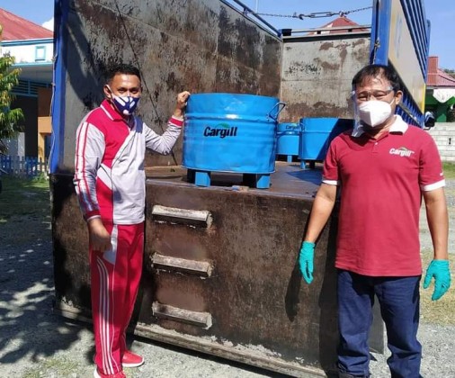 Terima Bantuan CSR 15 Unit Tong  Sampah  dari  PT Cargill 