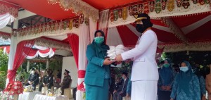 Walikota Kotamobagu, Tatong Bara, saat menyerahkan masker kepada Ketua TP-PKK, Anki Taurina, Senin, (17/08/2020), (Foto: TNews/Neno Karlina).