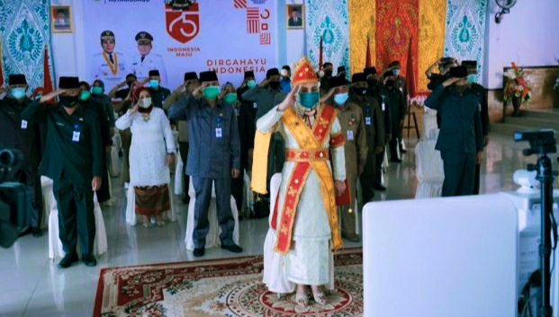 Walikota Kotamobagu, Tatong Bara terlihat anggun saat menggunakan pakaian adat kebesaran khas Suku Mongondow, Salu', saat mengikuti upacara kemerdekaan di istana negara secara virtual, (Foto: Humas Pemkot).
