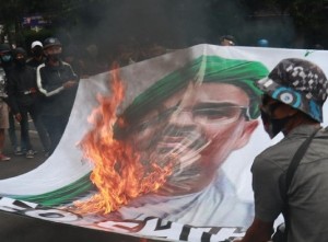 massa-di-bandung-bakar-spanduk-habib-rizieq_169