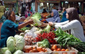Warga berbelanja untuk memenuhi kebutuhan Ramadan di Pasar Bandarjo, Ungaran, Kabupaten Semarang, Jateng, Rabu (17/6).