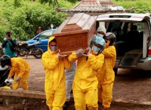 jenazah-covid-19-dipikul-keluarga-imbas-tukang-jasa-pikul-mogok-kerja-3_43