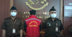 kejari-bandung-menangkap-buron-korupsi-pengadaan-barang-eks-petinggi-pt-pos_169