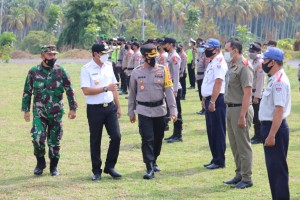 Bupati bersama Kapolres Boltim saat mengecek pasuka