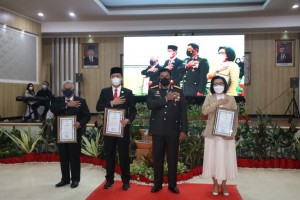 Foto Adve Bupati terima Piagam Penghargaan Kapolda Sulut 2