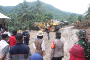 Foto Adve Kunjungan Bupati di Lokasi Longsor 2