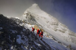 china-nepal-bekerja-sama-menentukan-ketinggian-gunung-everest-1
