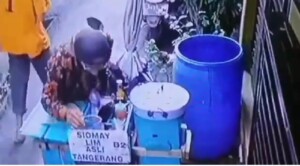 terekam-kamera-cctv-penjual-siomay-ludahi-bumbu-kacang terekam-kamera-cctv-penjual-siomay-ludahi-bumbu-kacang