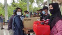 Foto Bupati Yasti saat memberikan bantuan perikanan tangkap