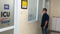 ADM saat meninjau kondisi Herson Mayulu yang sedang dirawat di ruang ICU