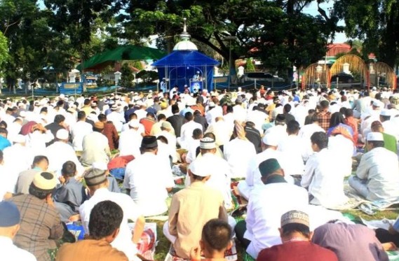 Suasana Sholat Ied Pemkot Kotamobagu di Lapangan Bokihotinimbang beberapa tahun lalau. (Foto : Istimewah)