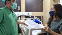 Dokter Sulis dan keluarga Ibu Wiwi