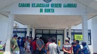 Puluhan pekerja perusahaan PT ANI yang mendatangi Kacabjari Bunta. (FOTO : Dales/TNews)