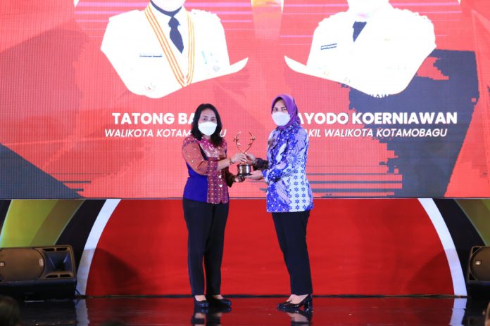 Walikota Kotamobagu Terima Penghargaan Kota Layak Anak Kategori Nindya. (Foto : Dinas Kominfo Kotamobagu)