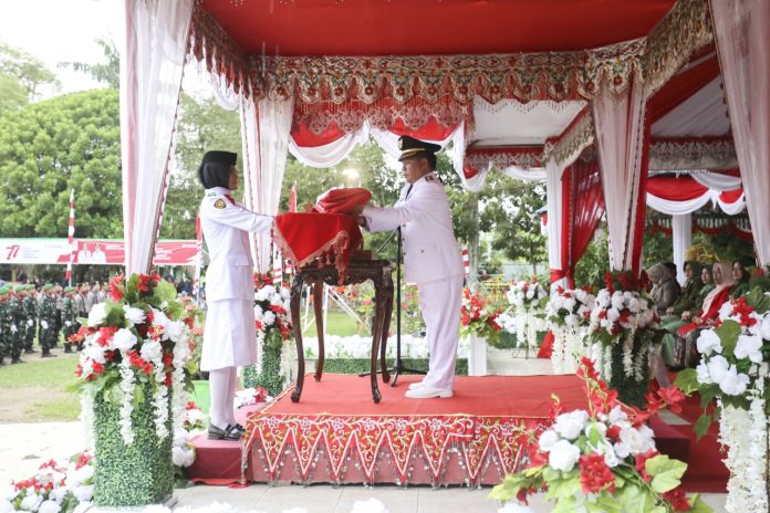 Wakil Wali Kota Kotamogu, Nayodo Koerniawan, SH bertindak sebagai Inspektur Upacara pada upacara penurunan bendera merah putih, dalamrangka memperingati HUT ke – 77. (Foto : Dinas Kominfo Kotamobagu)