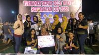 Tim Women Strong Motoboi Besar saat menerima hadiah juara 4 di Turnamen Sepak Bola Wanita Pobundayan Cup. (Foto : Tuty)