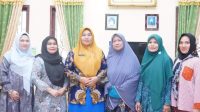 Ny. Hj. Darni Hatna Edimin bersama para pengrajin tempe. (Foto : Airul)