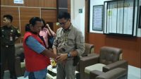 Usai di periksa penyidik Kades Tiga Pulau langsung Ditahan