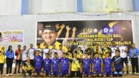 Wali Kota Gorontalo Marthen Taha berfoto bersama peserta Turnamen Volly Ball wali kota cup 2022