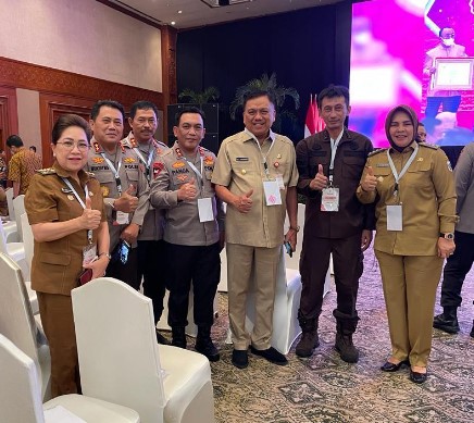 Wali Kota Kotamobagu Ir. Hj. Tatong Bara mengikuti dan mendengarkan langsung pengarahan Presiden Repulik Indonesia Joko Widodo