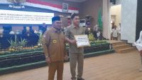 Walikota Gorontalo dan Ketua DPRD Kota Gorontalo usai menyerahkan berkas Enam Buah Ranperda usul Inisiatif Legislatif dan Eksekutif (Foto Alwi)