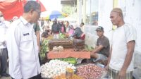 Sekretaris Daerah (Sekda) Ismail Madjid, melakukan monitoring harga kebutuhan pokok di Pasar Rabu. (Foto : Gean)
