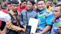 Bupati Hendriyanto Sitorus, SE, MM, di dampingi Wakil Bupati H. Samsul Tanjung, ST, MH, dan Sekda H. Muhammad Suib, S.Pd, MM, dengan mendatangi langsung pendemo