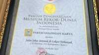 Piagam rekor MURI Partai Golkar