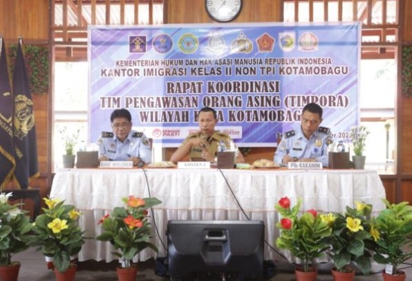 Asisten Pemerintahan dan Kesra Setda Kota Kotamobagu, Nasli Paputungan, SE., membuka secara resmi Rapat Koordinasi Tim Pengawasan Orang Asing