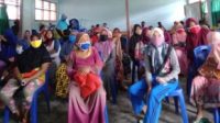 Warga Uebone ketika menerima BLT