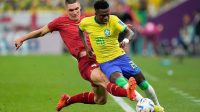 Vinicius Junior dikawal pemain lawan di laga Brasil vs Serbia Vinicius Junior dikawal pemain lawan di laga Brasil vs Serbia