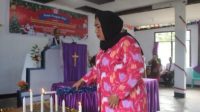 Ketua IWSS Biak Numfor, Ny Muliana Andi Rifai saat membakar lilin perayaan natal bersama paud Wirewit dan jemaat GKI Efrat Darfuar