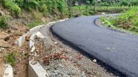 Proyek hotmix Jalan Desa Penyandingan menuju Desa Tanjung Aur akhirnya rampung. FOTO : Jhon/Mish