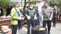 Sekretaris Daerah Kota Gorontalo, Ismail Madjid (kiri) saat menghadiri pemusnahan barang bukti di Halaman Kantor Kejaksaan Negeri Kota Gorontalo, Kamis (1/12/2022). (Foto: Humas Istimewa)