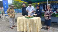 Bupati Biak Numfor Herry Ario naap, S.Si., M.Pd saat melakukan pemotongan nasi tumpeng dalam puncak peringatan Hari Bakti PUPR ke-77 Tahun 2022, di Halaman Kantor PU Kabupaten Biak Numfor, Sabtu (3/12).