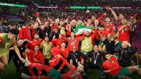 Timnas Maroko merayakan kemenangan usai mengalakan Spanyol di babak 16 besar Piala Dunia Qatar 2022. Foto : FIFA