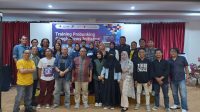 Foto Bersama 25 Jurnalis peserta Training Prebunking Google News Intiative yang digelar oleh AJI Gorontao bersama dua Trainer usai kegiatan pelatihan hari pertama selesai