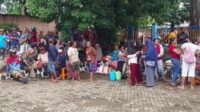 Antrian warga di pelataran perum bulog cabang larantuka