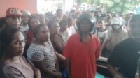 Antrian warga untuk membeli beras medium di Bulog kancab Larantuka