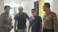 Polisi saat mengamankan seorang pria berinisal SH (nomor dua dari kanan). SH berprofesi sebagai mantri diamankan diduga telah membunuh Kades Curuggoong, Serang, Banten, Salamunasir dengan cara menyuntikan cairan ke tubuh korbannya