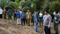 Bupati Labuhanbatu Selatan H. Edimin kunjungi perbaikan jalan Desa Marsonja Kecamatan Sungai Kanan Kabupaten Labuhanbatu Selatan