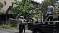 Pemasangan palang pintu kereta oleh polres kediri kota